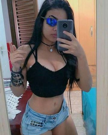 Sou linda e muito gostosinha 18 aninhos vem sentir prazer e tesao comigo na chamada de vídeo me vendo peladinha fazendo várias posições e gemendo gostoso com o definho no cuzinho e na bucetinha